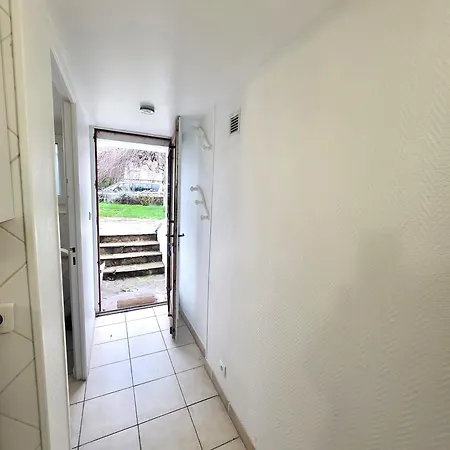 J1 St-quentin-en -yvelines En Rez De Jardin Avec Parking *