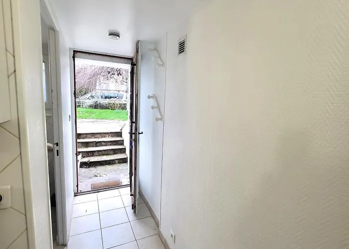 J1 St-quentin-en -yvelines En Rez De Jardin Avec Parking *